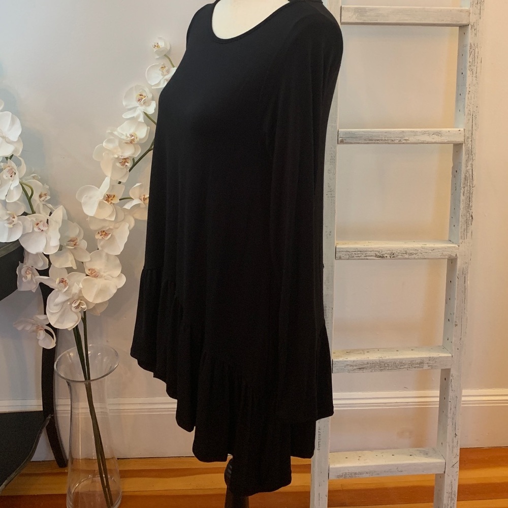Store Closing!! Black High Low Ruffle Bottom Top - Picture 5 of 7